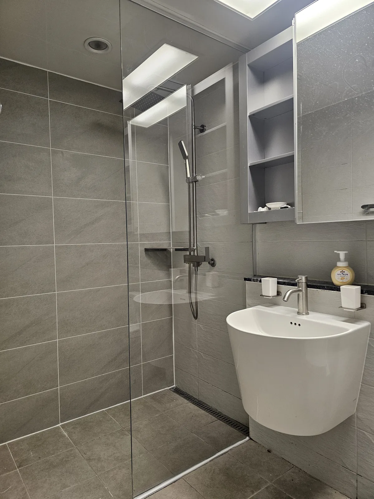 반프레임리스 샤워부스 설치 시공 후 서울 구로구