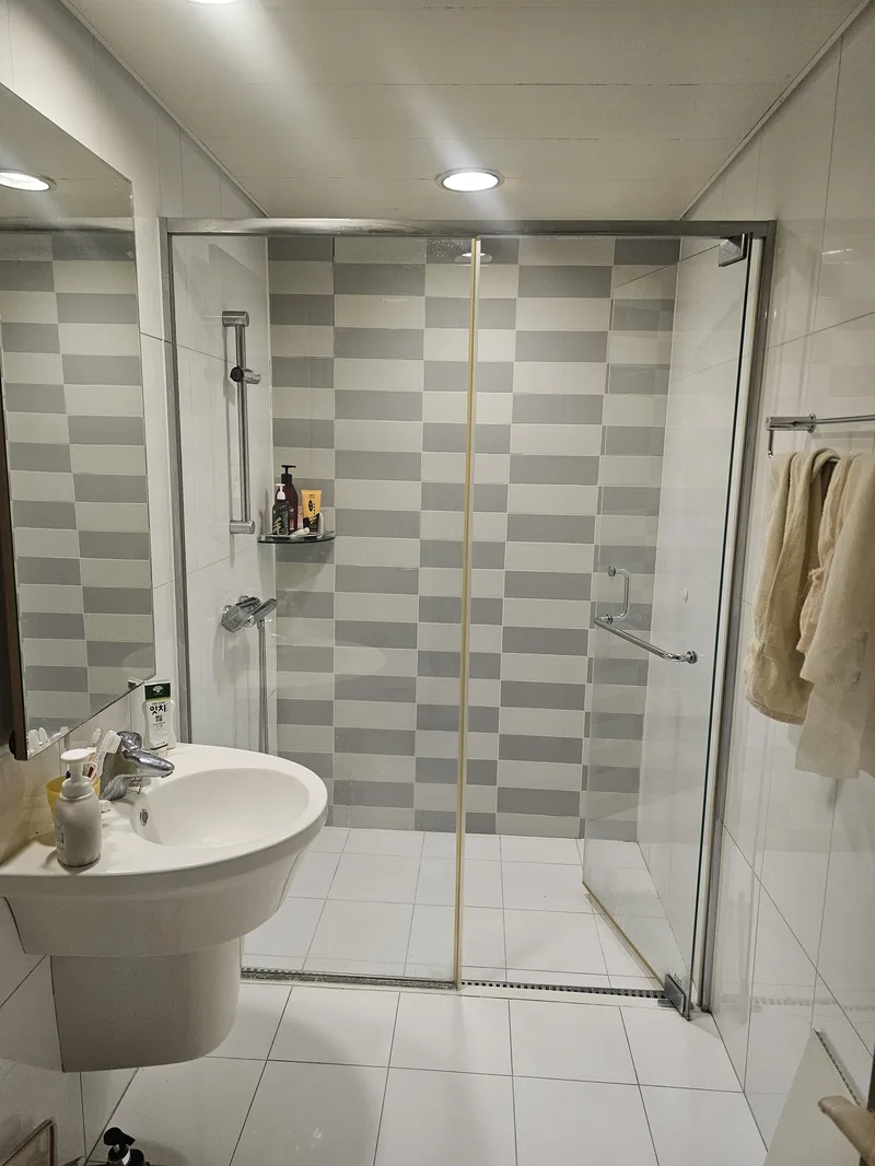 욕실 유리 칸막이